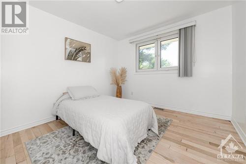 25 Oakview Avenue, Meadowlands - Crestview And Area (7302 - Meadowlands/Crestview), ON - Indoor Photo Showing Bedroom