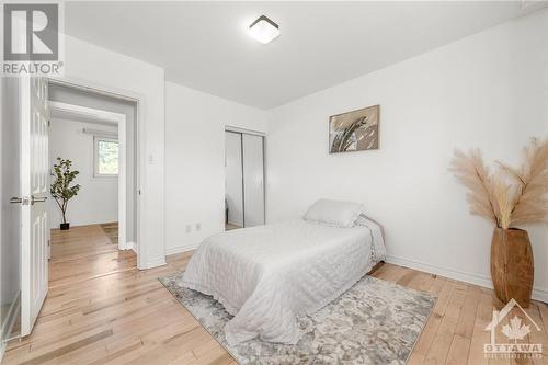 25 Oakview Avenue, Meadowlands - Crestview And Area (7302 - Meadowlands/Crestview), ON - Indoor Photo Showing Bedroom