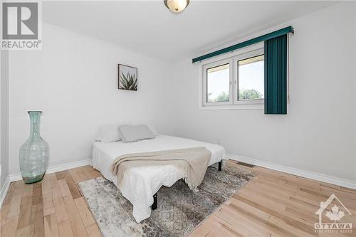 25 Oakview Avenue, Meadowlands - Crestview And Area (7302 - Meadowlands/Crestview), ON - Indoor Photo Showing Bedroom