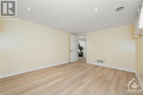 25 Oakview Avenue, Meadowlands - Crestview And Area (7302 - Meadowlands/Crestview), ON - Indoor Photo Showing Other Room