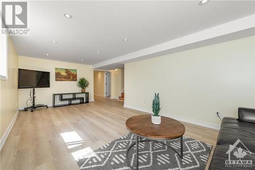 25 Oakview Avenue, Meadowlands - Crestview And Area (7302 - Meadowlands/Crestview), ON - Indoor Photo Showing Living Room