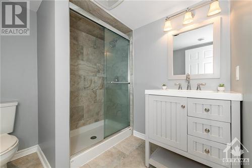 25 Oakview Avenue, Meadowlands - Crestview And Area (7302 - Meadowlands/Crestview), ON - Indoor Photo Showing Bathroom