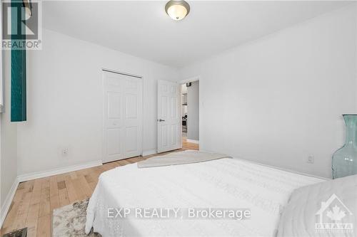 25 Oakview Avenue, Ottawa, ON - Indoor Photo Showing Bedroom