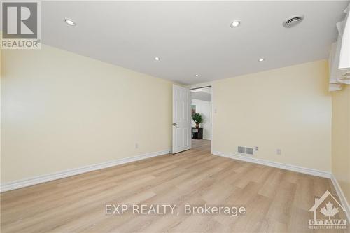 25 Oakview Avenue, Ottawa, ON - Indoor Photo Showing Other Room