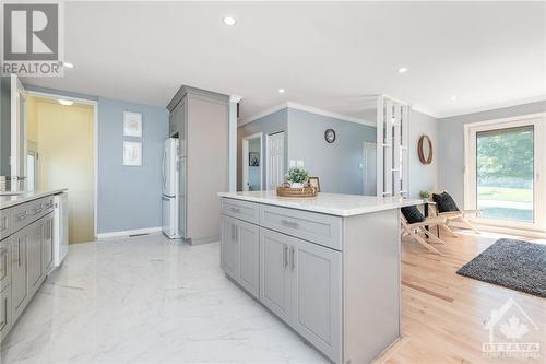 25 Oakview Avenue, Meadowlands - Crestview And Area (7302 - Meadowlands/Crestview), ON - Indoor Photo Showing Kitchen