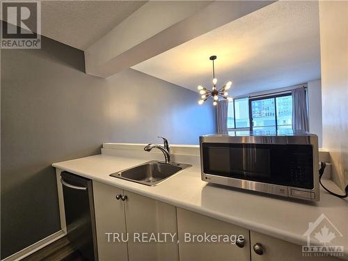 401 - 154 Nelson Street, Ottawa, ON - Indoor Photo Showing Kitchen