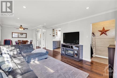 1241 Vancouver Avenue, Ottawa, ON - Indoor Photo Showing Living Room