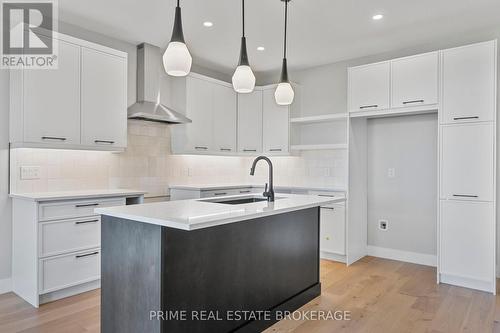 185 Collins Way, Strathroy-Caradoc (Caradoc), ON - Indoor Photo Showing Kitchen With Upgraded Kitchen