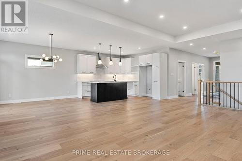 185 Collins Way, Strathroy-Caradoc (Caradoc), ON - Indoor Photo Showing Kitchen