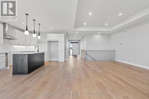 185 Collins Way, Strathroy-Caradoc (Caradoc), ON - Indoor Photo Showing Kitchen With Upgraded Kitchen