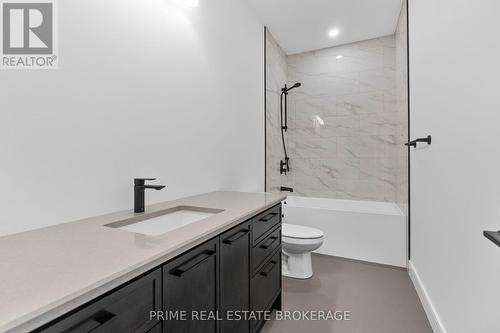 185 Collins Way, Strathroy-Caradoc (Caradoc), ON - Indoor Photo Showing Bathroom