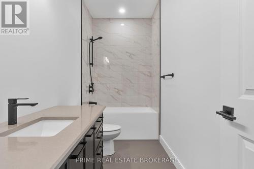 185 Collins Way, Strathroy-Caradoc (Caradoc), ON - Indoor Photo Showing Bathroom