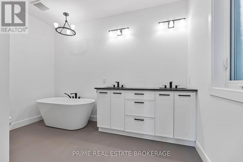 185 Collins Way, Strathroy-Caradoc (Caradoc), ON - Indoor Photo Showing Bathroom