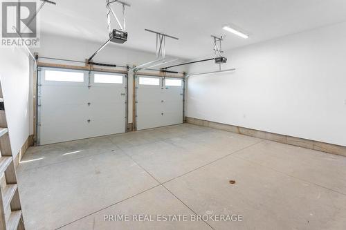 185 Collins Way, Strathroy-Caradoc (Caradoc), ON - Indoor Photo Showing Garage