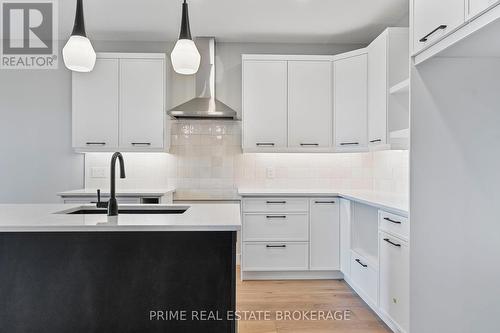 185 Collins Way, Strathroy-Caradoc (Caradoc), ON - Indoor Photo Showing Kitchen With Upgraded Kitchen