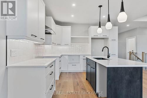 185 Collins Way, Strathroy-Caradoc (Caradoc), ON - Indoor Photo Showing Kitchen With Upgraded Kitchen