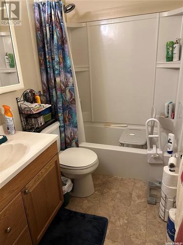 312 Macdonald Drive, Swift Current, SK - Indoor Photo Showing Bathroom