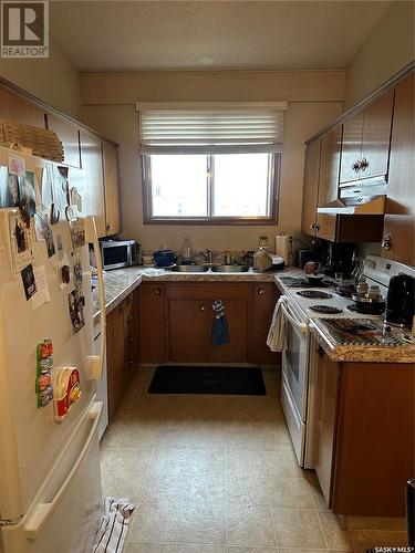 312 Macdonald Drive, Swift Current, SK - Indoor Photo Showing Kitchen With Double Sink