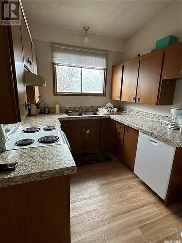 312 Macdonald Drive, Swift Current, SK - Indoor Photo Showing Kitchen With Double Sink