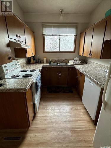 312 Macdonald Drive, Swift Current, SK - Indoor Photo Showing Kitchen With Double Sink