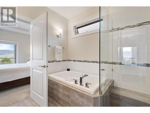 569 Harrogate Lane, Kelowna, BC - Indoor Photo Showing Bathroom