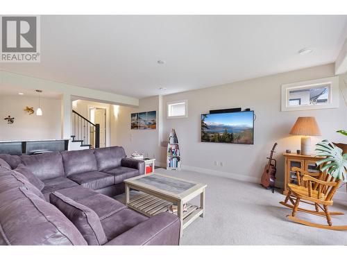 569 Harrogate Lane, Kelowna, BC - Indoor Photo Showing Living Room