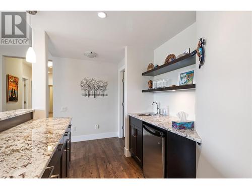 569 Harrogate Lane, Kelowna, BC - Indoor Photo Showing Kitchen