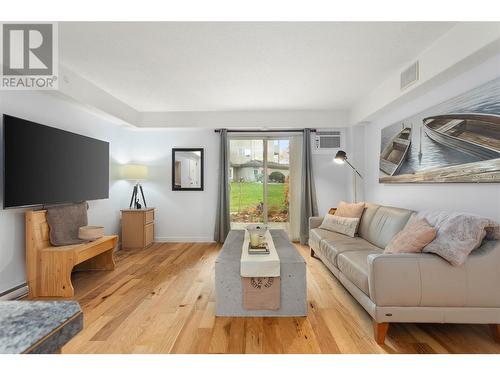 735 Cook Road Unit# 104D, Kelowna, BC - Indoor Photo Showing Living Room