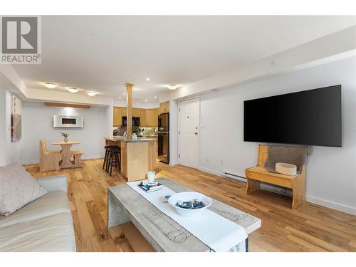 735 Cook Road Unit# 104D, Kelowna, BC - Indoor Photo Showing Living Room