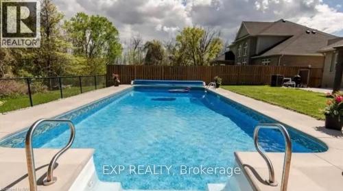 3750 Kalar Road, Niagara Falls (208 - Mt. Carmel), ON - Outdoor With In Ground Pool With Backyard