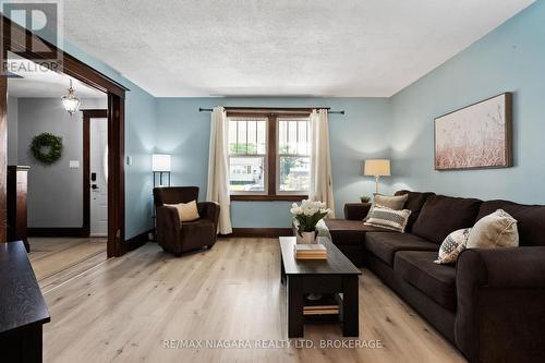 89 Louisa Street, St. Catharines (451 - Downtown), ON - Indoor Photo Showing Living Room