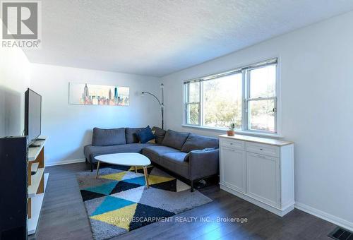 52 Martha Street, Hamilton, ON - Indoor Photo Showing Living Room