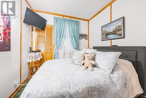 193 Campbell Avenue, Hamilton, ON - Indoor Photo Showing Bedroom