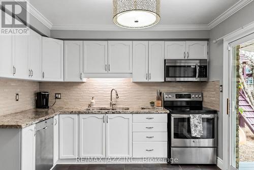 23 Pilkington Crescent, Whitby (Pringle Creek), ON - Indoor Photo Showing Kitchen With Upgraded Kitchen