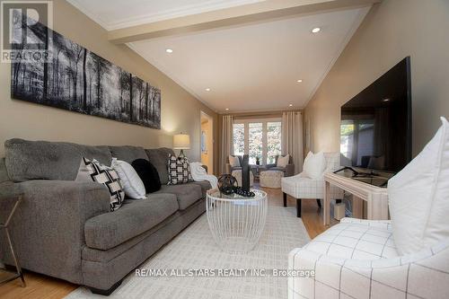 180 Sandringham Drive, Clarington (Courtice), ON - Indoor Photo Showing Living Room