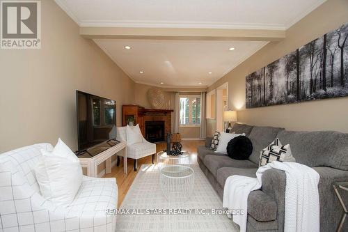 180 Sandringham Drive, Clarington (Courtice), ON - Indoor Photo Showing Living Room