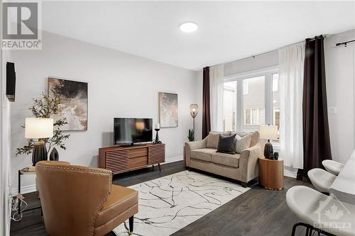 211 Merak Way, Ottawa, ON - Indoor Photo Showing Living Room