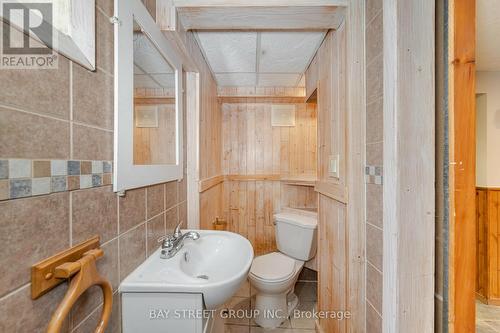 81 East 11Th Street, Hamilton, ON - Indoor Photo Showing Bathroom