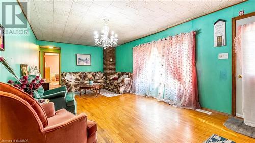 873 14Th Street W, Owen Sound, ON - Indoor Photo Showing Living Room