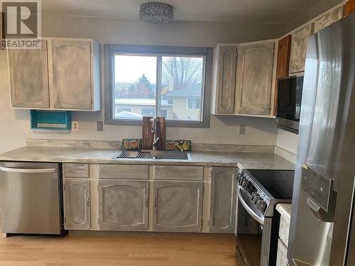 378 Reighmount Drive, Kamloops, BC - Indoor Photo Showing Kitchen With Double Sink