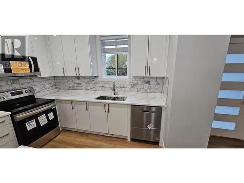 125 Calgary Avenue Unit# 105, Penticton, BC - Indoor Photo Showing Kitchen With Double Sink