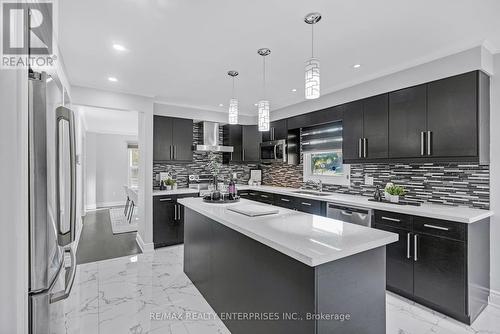 3821 Trelawny Circle, Mississauga, ON - Indoor Photo Showing Kitchen With Upgraded Kitchen