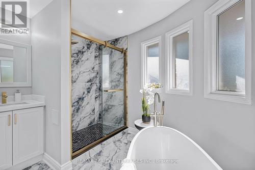 3821 Trelawny Circle, Mississauga, ON - Indoor Photo Showing Bathroom