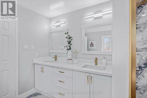 3821 Trelawny Circle, Mississauga, ON - Indoor Photo Showing Bathroom