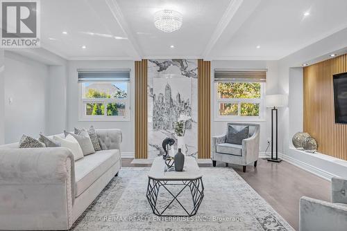 3821 Trelawny Circle, Mississauga, ON - Indoor Photo Showing Living Room