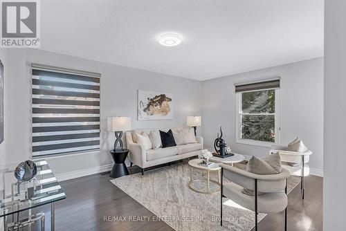 3821 Trelawny Circle, Mississauga, ON - Indoor Photo Showing Living Room