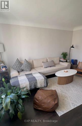 358 East 22Nd Street, Hamilton, ON - Indoor Photo Showing Living Room