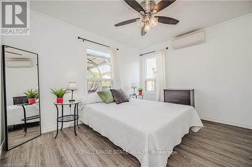 127 East 33Rd Street, Hamilton, ON - Indoor Photo Showing Bedroom