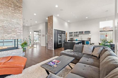 30 Casselman Crescent, Oak Bluff, MB - Indoor Photo Showing Living Room With Fireplace