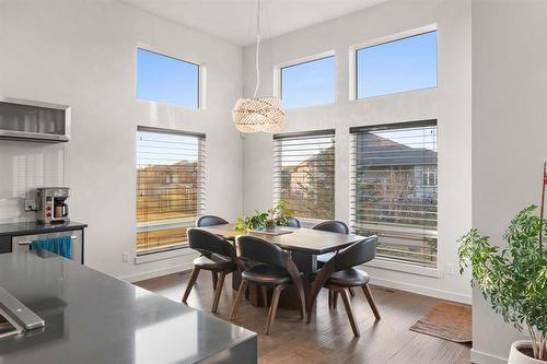 30 Casselman Crescent, Oak Bluff, MB - Indoor Photo Showing Dining Room